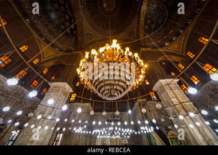 Le Caire islamique (musulmans) : Intérieur de la Grande Mosquée de Mohammed Ali Pasha, à l'intérieur des murs de la Citadelle de Saladin, une cité médiévale fortification islamique au Caire, Egypte Banque D'Images