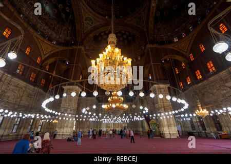 Le Caire islamique (musulmans) : Intérieur de la Grande Mosquée de Mohammed Ali Pasha, à l'intérieur des murs de la Citadelle de Saladin, une cité médiévale fortification islamique au Caire, Egypte Banque D'Images