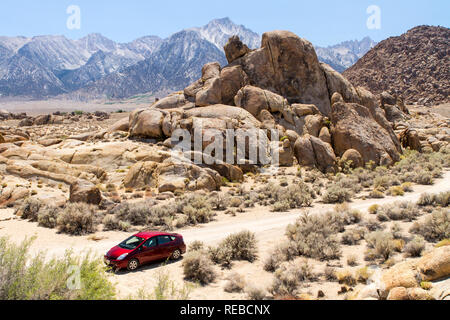 Oui, il y a un terrain - Voitures Voiture rouge dans la région de Alabama Hills, Lone Pine, Californie, USA Banque D'Images