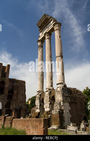 Structure finale - Trois colonnes survivre à partir de l'ancien Forum romain. Rome, Italie Banque D'Images