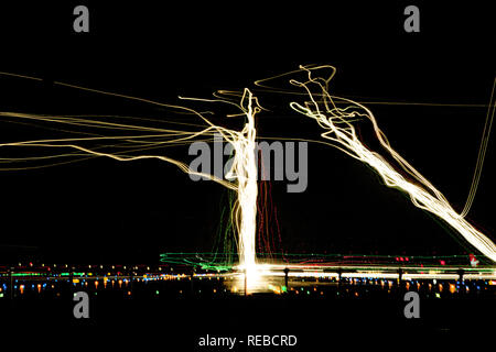 28R Approche, photographie composite de la lumière des sentiers de plusieurs aéronefs atterrissage de nuit à l'Aéroport International de San Francisco. San Francisco, CA Banque D'Images