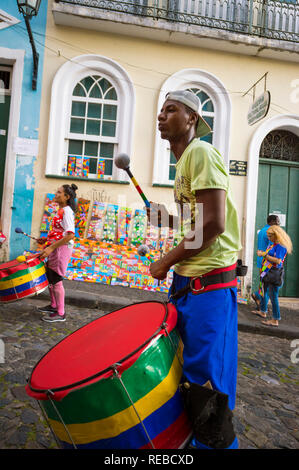 SALVADOR, BRÉSIL - Février, 2018 : une troupe de jeunes percussionnistes brésiliens traversent le quartier historique de Pelourinho, célèbre pour son rythme. Banque D'Images