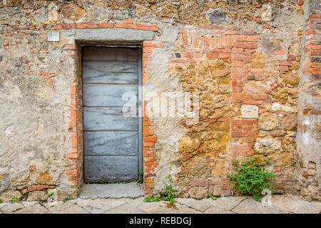 Porte en bois en mur de pierre en Toscane, Italie Banque D'Images