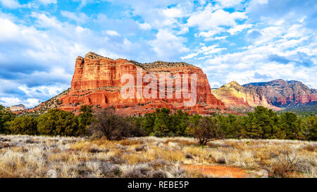 Le red rock mountain nommé Courthouse Butte près de la ville de Sedona en Arizona du nord dans Coconino National Forest, United States Banque D'Images