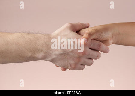 Man shaking woman's hand. Concept d'amitié ou de l'accord. Banque D'Images