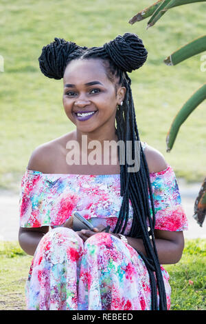 Durban, Afrique du Sud - Janvier 06th, 2019 : Portrait d'une femme noire d'Afrique du Sud avec des dreadlocks et dent grillz à Durban, Afrique du Sud. Banque D'Images