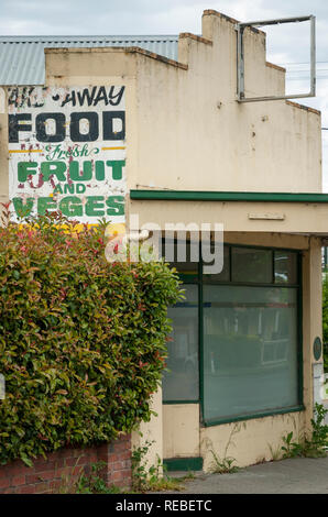 Un vieux et partiellement recouverts de fruits et légumes sur le côté d'une ancienne boutique en milieu rural Victoria Australie Banque D'Images