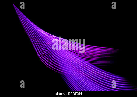 Résumé clair rose et violet sentiers dans mouvement aléatoire image d'arrière-plan. Néons à rayures en couleurs arc-en-ciel Banque D'Images