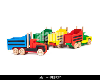 Photo d'un camion en bois de hêtre avec une remorque en différentes couleurs sur fond blanc fond isolé Banque D'Images