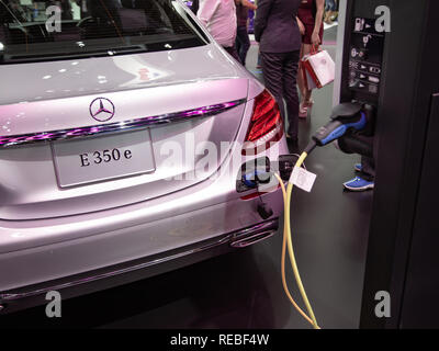 Nonthaburi, Thaïlande - 4 décembre 2018 : Mercedes Benz E350e à la station de recharge EV présenté dans l'Expo 2018 à moteur Banque D'Images