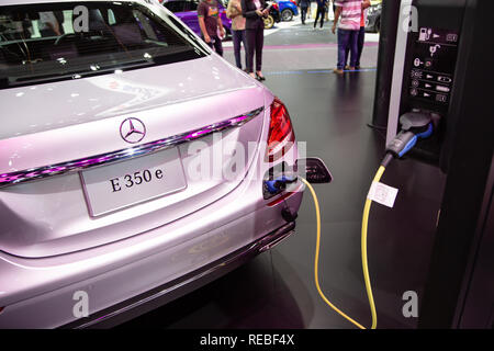 Nonthaburi, Thaïlande - 4 décembre 2018 : Mercedes Benz E350e à la station de recharge EV présenté dans l'Expo 2018 à moteur Banque D'Images