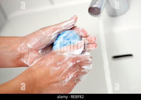 Les mains sont lavées dans un lavabo avec de l'eau et du savon Banque D'Images