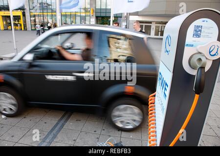 Pour les voitures de l'électricité à partir d'une station de charge par l'entreprise RWE Power, Essen, Rhénanie du Nord-Westphalie Banque D'Images