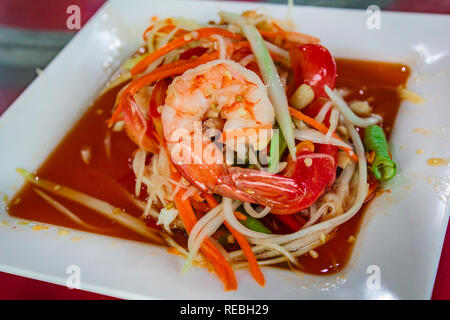 Crevettes fraîches Salade de papaye ou de ce que nous avons appelé 'Somtum" en thaï. Banque D'Images