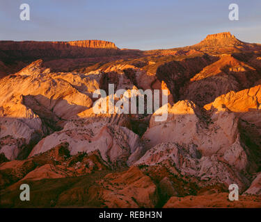 USA, Utah, Capitol Reef National Park, couches inclinées du Waterpocket Fold au lever du soleil, vue ouest de Halls Creek donnent sur. Banque D'Images