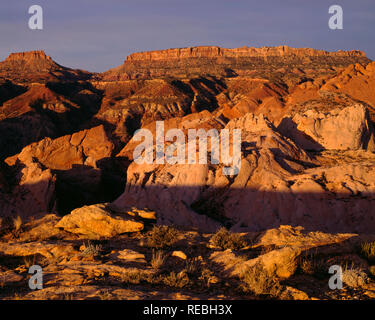 USA, Utah, Capitol Reef National Park, couches inclinées du Waterpocket Fold au lever du soleil, vue ouest de Halls Creek donnent sur. Banque D'Images