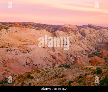 USA, Utah, Capitol Reef National Park, Dawn Glow sur le soulèvement de l'incliné le Waterpocket Fold, vue nord de Halls Creek donnent sur. Banque D'Images