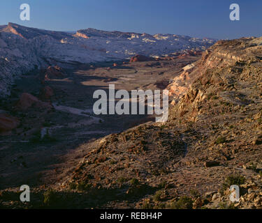 USA, Utah, Capitol Reef National Park, le soulèvement de l'incliné le Waterpocket Fold en fin de soirée, vue nord de Halls Creek donnent sur. Banque D'Images