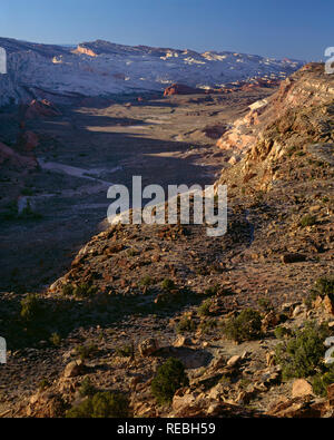 USA, Utah, Capitol Reef National Park, le soulèvement de l'incliné le Waterpocket Fold en fin de soirée, vue nord de Halls Creek donnent sur. Banque D'Images