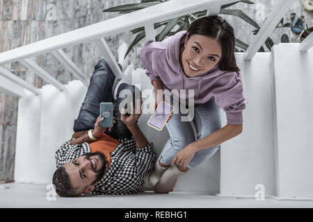 Jeune femme portant un sweat violet assis près de son petit ami Banque D'Images