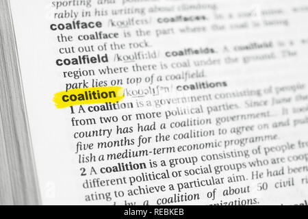 Souligné mot anglais "coalition" et sa définition dans le dictionnaire. Banque D'Images