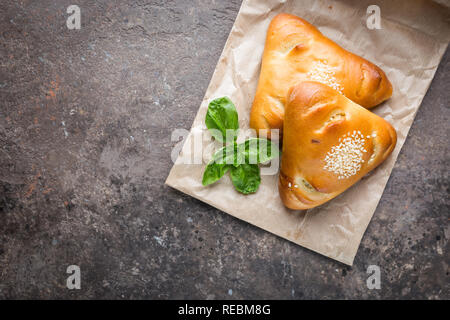 Poulet aux champignons fait maison et mini-pâtés sur le papier, vue d'en haut Banque D'Images