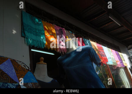 Les écharpes et châles en vente sur un marché à Bali, Indonésie, Ubud, Bali, Indonésie. Banque D'Images