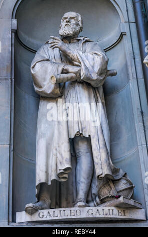 Le Scientifique Italien Galilée statue célèbre Galerie des Offices de Florence Florence Italie. Par Aristodemo Costoli statue en 1851. Banque D'Images