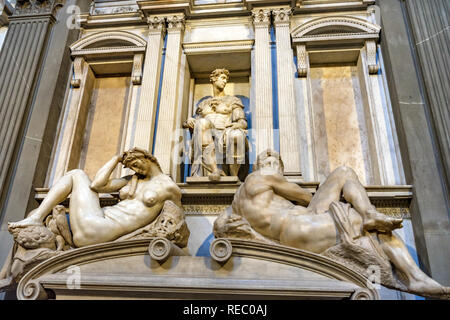 Des statues de Michel-ange 1520 Jour et nuit chapelle Médicis San Lorenzo Eglise Medici Florence Toscane Italie. L'église de la famille Médicis Banque D'Images