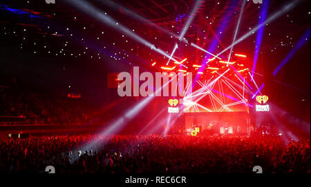 LOS ANGELES, CA - le 19 janvier : Musicien/chanteur Brandon Flowers et les tueurs produisent en concert le 19 janvier 2019 au Forum de Los Angeles, Californie. Photo de Barry King/Alamy Stock Photo Banque D'Images