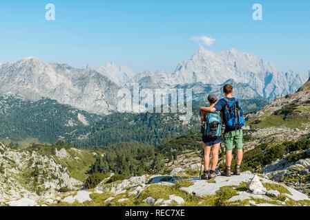 Deux randonneurs regardant le Watzmann, Funtenseetauern, Steinernes Meer, le parc national de Berchtesgaden, Terre Berchtesgadenener Banque D'Images