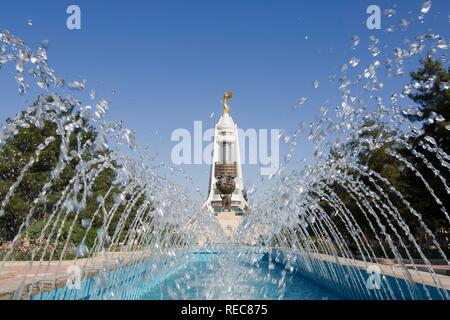 Arc de la neutralité et le monument au séisme, Ashgabat, Turkménistan Banque D'Images