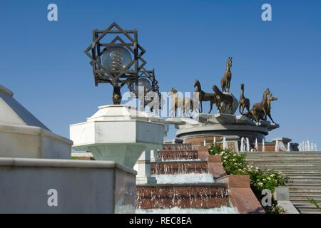 Monument du 10e anniversaire de l'indépendance et de chevaux Akhal-teke fontaine, Ashgabat, Turkménistan Banque D'Images