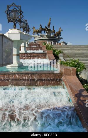 Monument du 10e anniversaire de l'indépendance et de chevaux Akhal-teke fontaine, Ashgabat, Turkménistan Banque D'Images