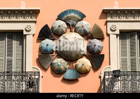 La façade moderniste de la Casa Bruno Quadras, ancienne fabrique de parapluie, Barcelone, Catalogne, Espagne Banque D'Images