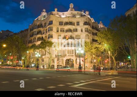La Pedrera ou La Casa Mila la nuit, UNESCO World Heritage Site, l'architecte Antonio Gaudi, de l'Eixample, Barcelone, Catalogne Banque D'Images