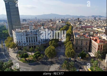 Vue sur la Plaza Portal de la Pau et de la Ramblas, Barcelone, Catalogne, Espagne Banque D'Images