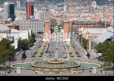 Vue depuis le MNAC ou Palau Nacional de l'Avinguda de la Reina Maria Cristina et la Plaza d'Espanya, Barcelone, Catalogne Banque D'Images