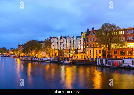 Pays-bas Amsterdam, la nuit sur les toits de la ville au bord du canal Banque D'Images