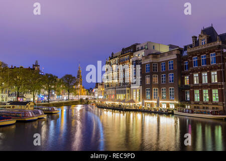 Pays-bas Amsterdam, la nuit sur les toits de la ville au bord du canal Banque D'Images