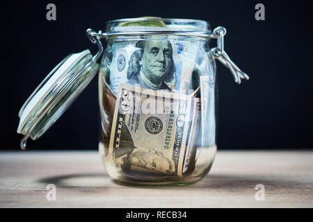 US Dollar bills in glass jar. L'argent d'économie et de placement concept Banque D'Images