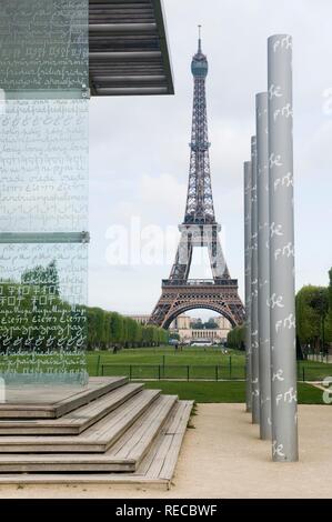 La Tour Eiffel et le mur pour la paix, la paix, la sculpture murale par Clara Halter sur le Champ de Mars, Paris, France, Europe Banque D'Images