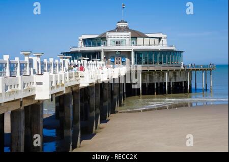 Pier et plage, Blankenberge, côte de la mer du Nord, Belgique, Europe Banque D'Images