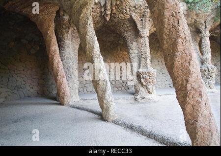 Sentier à colonnades, Parc Gueell Antonio Gaudi, architecte, UNESCO World Heritage Site, quartier de Gracia, Barcelone, Catalogne Banque D'Images