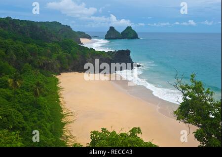 Dois Irmãos, deux frères, l'île et plage de Conceicao, Fernando de Noronha National Marine Sanctuary, Pernambuco, Brésil Banque D'Images