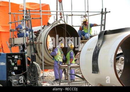 Les travailleurs sur le site de construction de Pearl GTL, Gas To Liquid, où la société Shell sont la construction jusqu'en 2010 la world-wide Banque D'Images