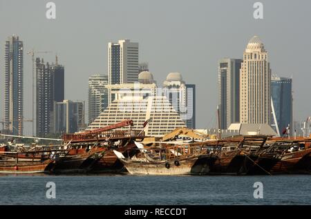 Les dhows, navires de fret, de la baie de Doha, de nouveaux immeubles de grande hauteur, district sur la rive nord de la Corniche de Doha, Banque D'Images