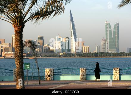 Horizon de la Corniche vue de King Faisal Highway, côté Muharraq, World Trade Center, à gauche, à côté des tours Banque D'Images