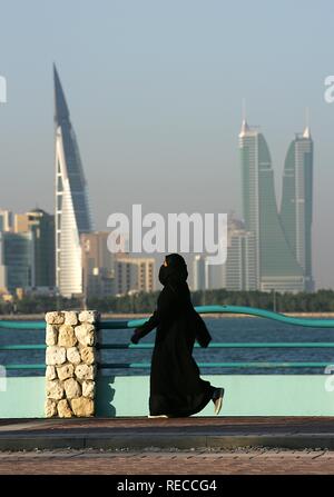 Horizon de la Corniche vue de King Faisal Highway, côté Muharraq, World Trade Center, à gauche, à côté des tours Banque D'Images