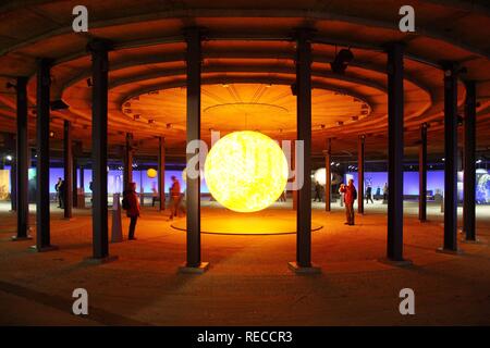 Représentation en trois dimensions du Soleil, hors de ce monde - Merveilles du système solaire, exposition dans le gazomètre Banque D'Images